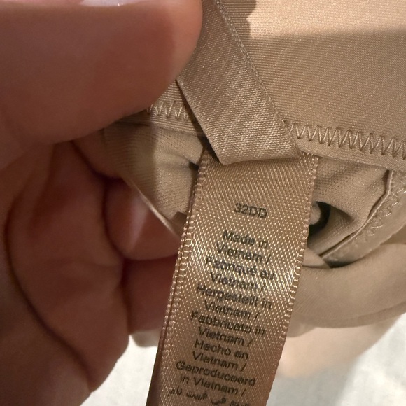 SKIMS Fits Everybody Strapless Bra - Picture 3 of 3